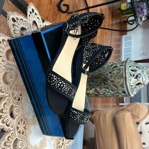 NIB Size 8 black and rhinestone shimmer sandals